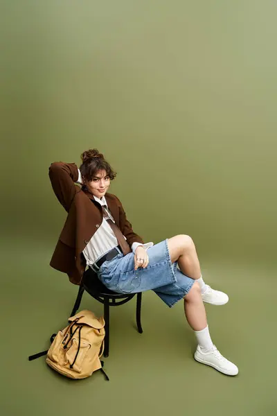 Young pretty woman effortlessly combines casual and chic attire, posing with confidence. — Stock Photo