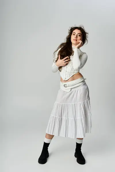 Confident young woman poses elegantly in chic attire, highlighting modern fashion trends and style. — Stock Photo