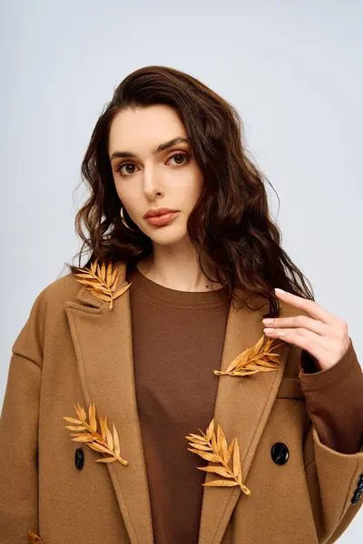 A young woman enjoys the warmth of spring, surrounded by with natural elements while dressed elegantly. — Stock Photo