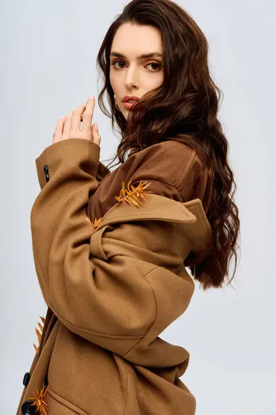 Une belle jeune femme aux longs cheveux bruns profite de la saison printanière. — Photo de stock