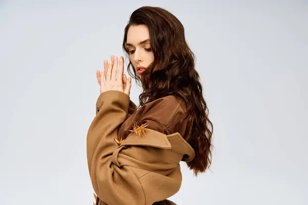 Une jeune femme se tient gracieusement, embrassant la joie du printemps. — Photo de stock
