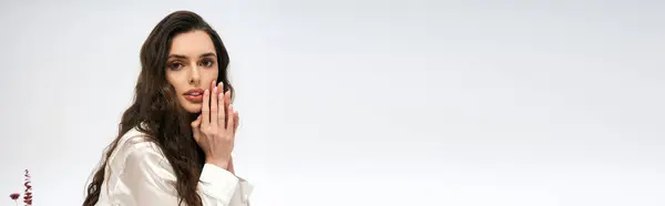 Eine junge Frau mit braunen Haaren genießt die Eleganz des Frühlings, Banner — Stockfoto