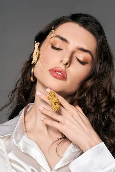 Une belle jeune femme aux cheveux bruns embrasse le printemps au milieu des fleurs dans un studio. — Photo de stock
