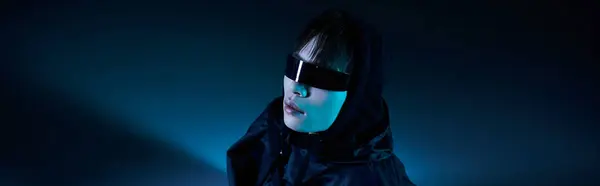 Elegante joven asiático en traje moderno cautiva con su pose segura y gafas de sol. - foto de stock