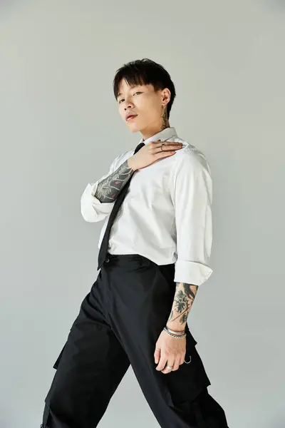 Stylish man in sharp attire poses confidently against a minimalist backdrop. — Stock Photo