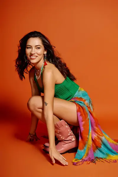 Una giovane bella donna sta esprimendo allegra energia estiva con abbigliamento elegante e pose giocose. — Foto stock