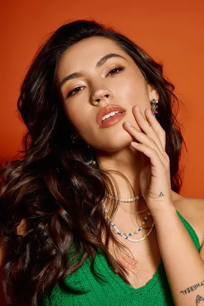 A stunning young woman shows off her summer style confidently against a vibrant backdrop. — Stock Photo