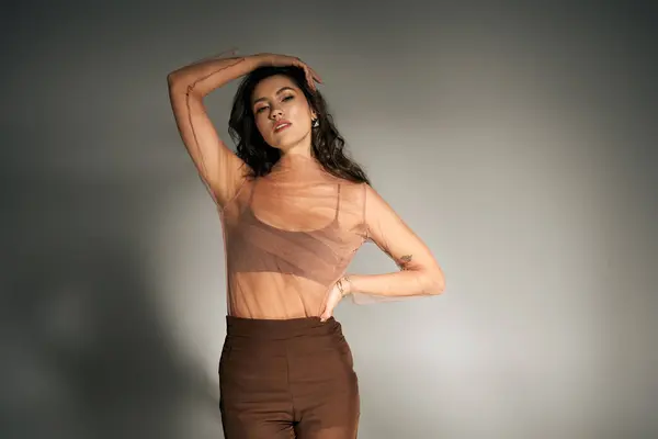 Una joven mujer emana confianza en su elegante atuendo de verano, mostrando su belleza y estilo moderno. - foto de stock
