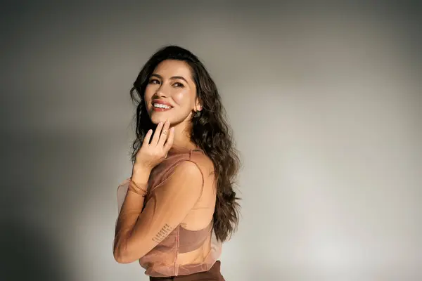 A cheerful young woman basks in summer warmth, flaunting her stylish outfit and bright smile. — Stock Photo
