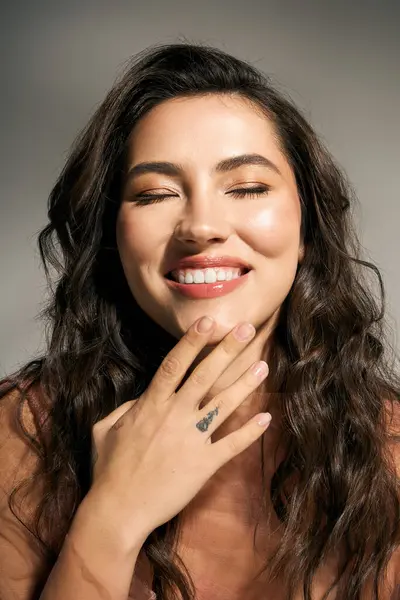 A young beautiful woman radiates happiness, enjoying the warm vibes of summer, smiling brightly. — Stock Photo