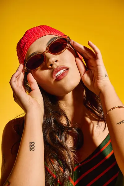 Los colores brillantes acentúan un espíritu alegre de las mujeres jóvenes mientras que ella posa radiante en traje del verano. — Stock Photo