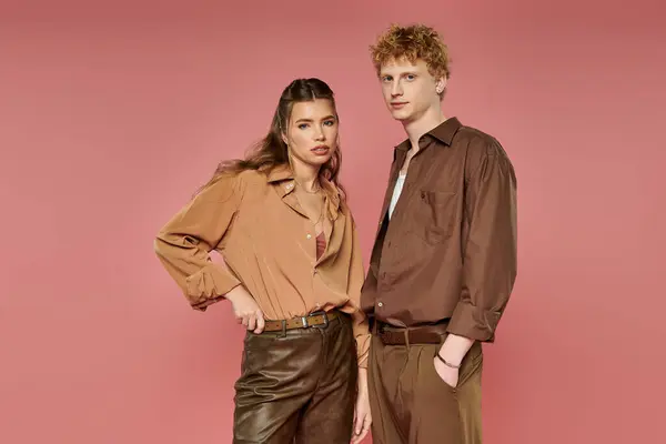 A young couple shares a stylish moment together against a fun backdrop. — Stock Photo