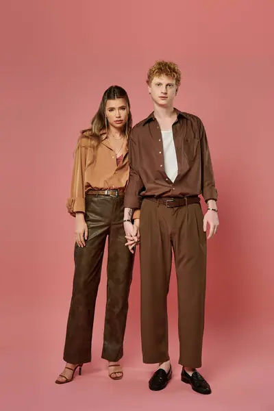Ein junges Paar zeigt stylische Outfits, hält Händchen mit Romantik und Zuversicht. — Stockfoto