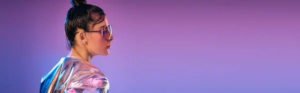 A young woman models holographic attire in vibrant colors, radiating confidence and style. — Stock Photo