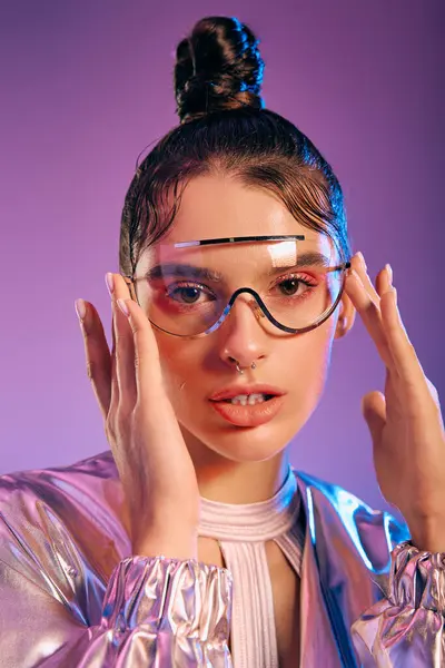Young woman in holographic attire poses confidently, showcasing modern fashion trends. — Stock Photo