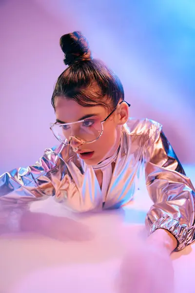 A stylish woman in metallic attire shines in holographic colors, flaunting her unique fashion. — Stock Photo