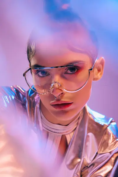 A stunning woman in metallic attire captivates with her bold, experimental, holographic style. — Stock Photo