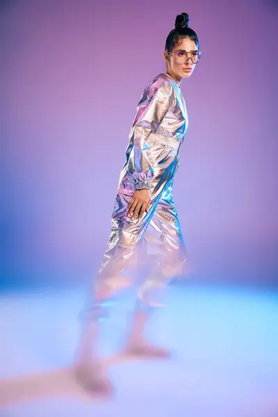 Vibrant woman in sleek holographic outfit poses confidently, embodying cutting edge street style. — Stock Photo