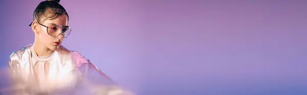 Una mujer joven y elegante viste un atuendo holográfico, brillando colores vibrantes en un ambiente futurista. - foto de stock
