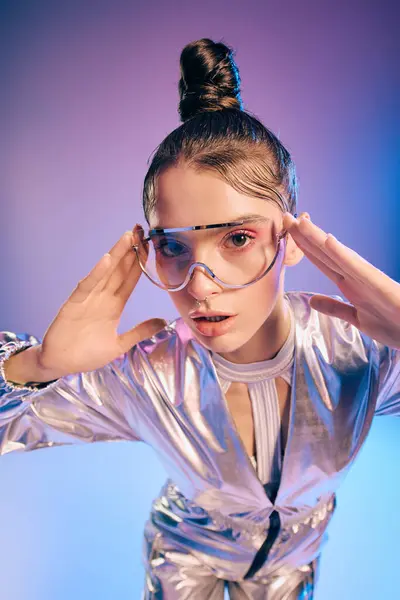 A young woman in metallic attire confidently poses, highlighting her unique holographic style. — Stock Photo