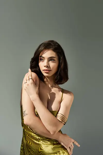 Hermosa mujer joven posa con elegancia en traje de verano con estilo sobre un telón de fondo minimalista. — Stock Photo