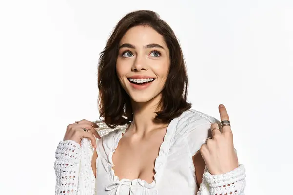 Una mujer joven irradia felicidad en un atuendo de verano de moda, creando un ambiente alegre. - foto de stock