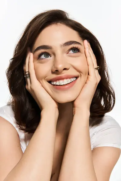 A vibrant young woman showcases her stylish look, joyfully embracing summer vibes. — Stock Photo