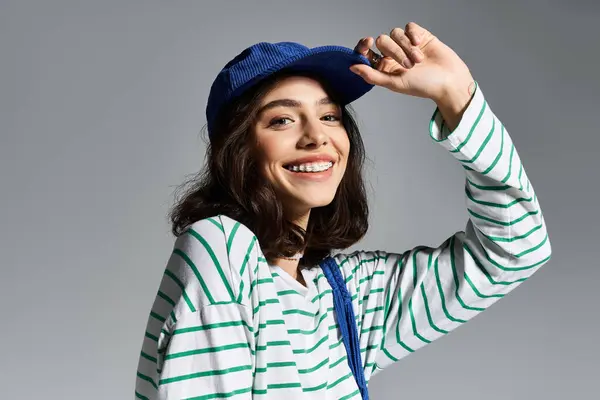 Belle jeune femme rayonne de joie tout en mettant en valeur son look d'été à la mode avec un chapeau — Photo de stock