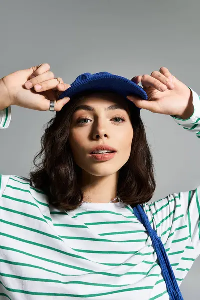 Jeune femme rayonne d'énergie estivale tout en affichant une tenue à la mode et des accessoires ludiques — Photo de stock