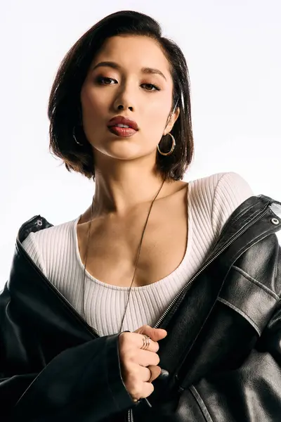 Young woman confidently poses in a stylish outfit, embodying contemporary fashion trends. — Stock Photo