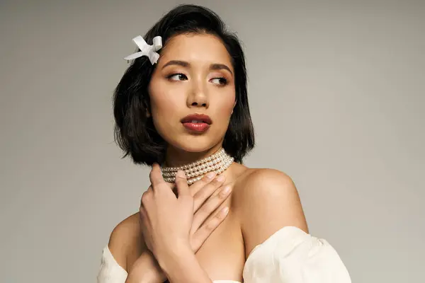 Una giovane sposa mostra la sua bellezza con una collana elegante e accessori per capelli delicati. — Foto stock
