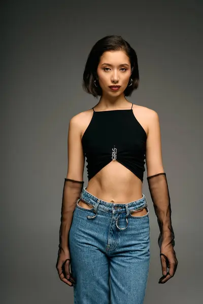 Una giovane donna mostra senza sforzo il suo senso unico della moda in uno spazio di studio chic mentre posa. — Foto stock