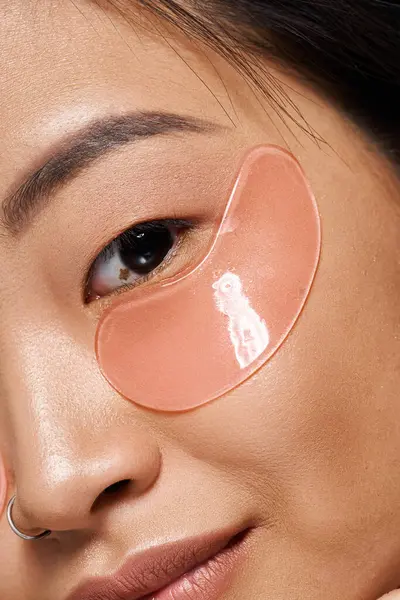 Jeune femme aime l'auto-soin, l'application de patchs pour les yeux pour un coup de pouce rafraîchissant. — Photo de stock