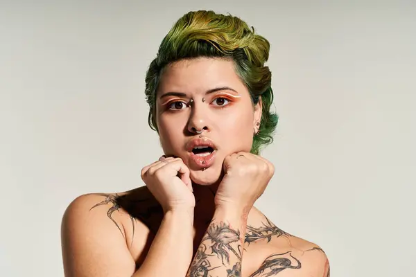 Hermosa mujer captura la atención con estilo único y cabello colorido en un entorno pulido. - foto de stock