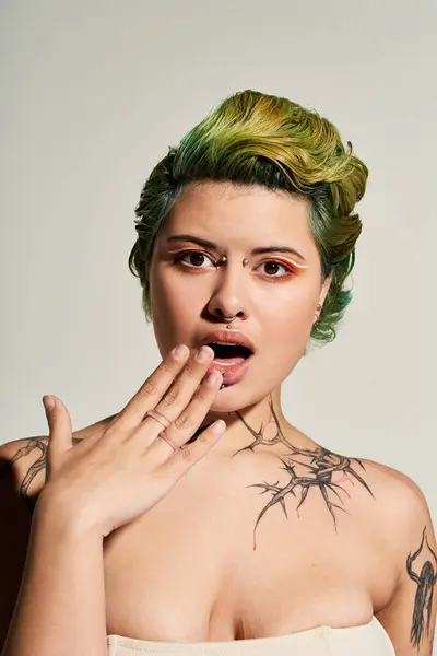 Vibrant hair and chic makeup highlight a young womans unique self expression. — Stock Photo