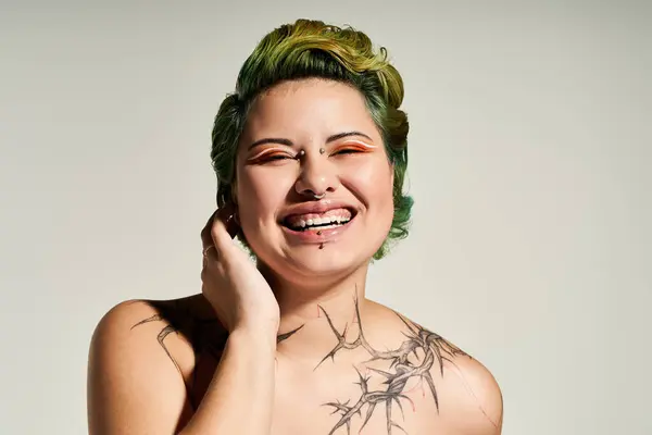 A young woman radiates confidence with her stylish hair, colorful makeup, and joyful smile. — Stock Photo