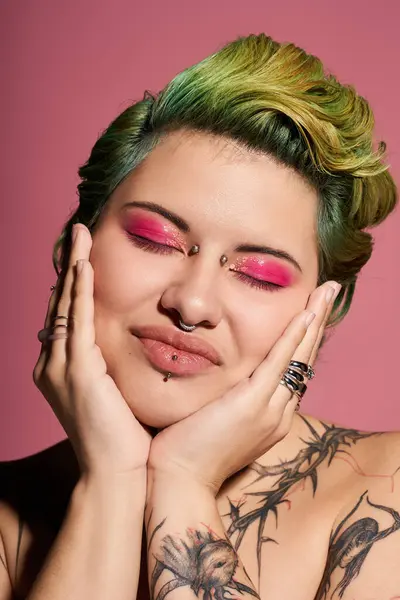 Eine selbstbewusste Frau mit buntem Haar und kühnem Make-up posiert elegant und strahlt Selbstliebe aus. — Stockfoto