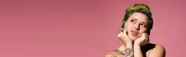 Eine lebhafte junge Frau präsentiert ihr künstlerisches Make-up und ihren einzigartigen Stil, der Zuversicht und Freude ausstrahlt. — Stockfoto
