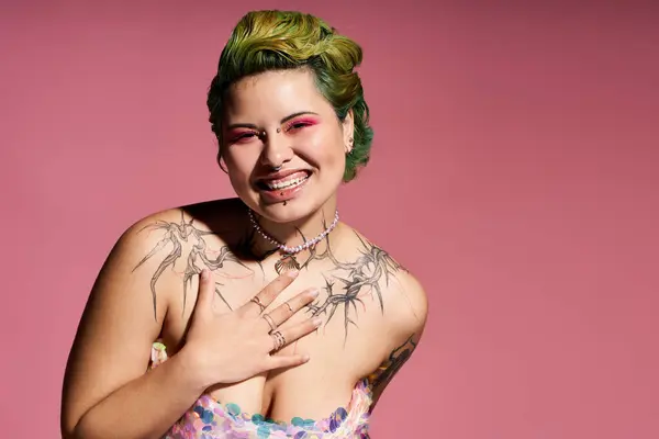 A stunning woman with colorful hair and tattoos radiates joy in stylish attire. — Stock Photo