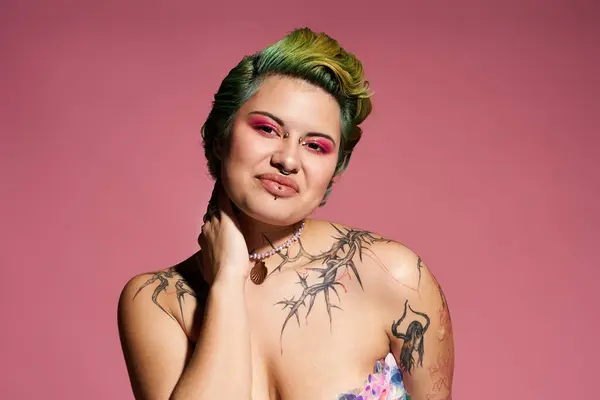 Eine atemberaubende junge Frau zeigt ihren lebendigen Stil mit kreativem Make-up und ausdrucksstarken Tätowierungen. — Stockfoto