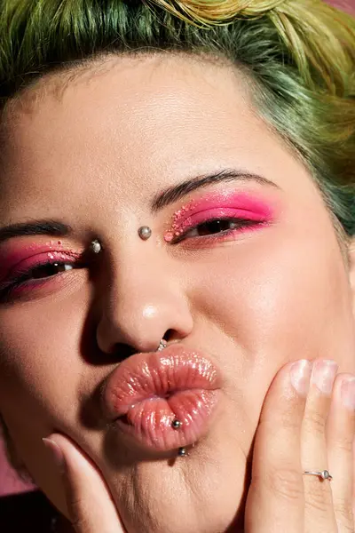 Une jeune femme met joyeusement en valeur son maquillage vibrant et son look élégant tout en posant dans une ville animée. — Photo de stock