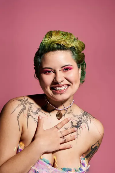Une jeune, belle femme aux cheveux colorés et au maquillage saisissant exprime joie et confiance. — Photo de stock