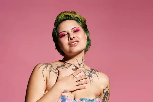 Young woman with unique style poses confidently, highlighting her vibrant makeup and tattoos. — Stock Photo