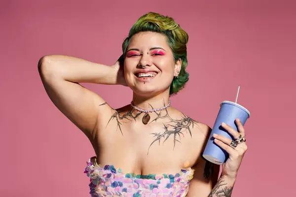 Confident young woman with vibrant makeup enjoys a drink, showcasing her artistic flair. — Stock Photo