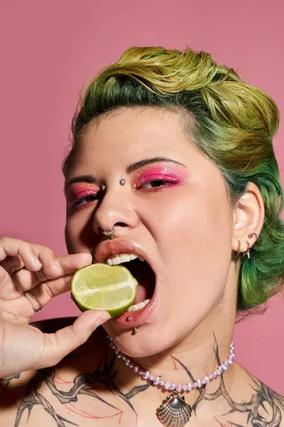 In a bright scene, a young woman showcases her vibrant personality with chic makeup and citrus. — Stock Photo