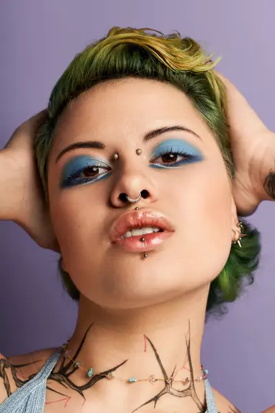 A young woman showcases her vibrant makeup and stylish look, exuding confidence and beauty. — Stock Photo