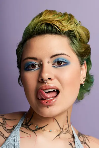 Eine junge Frau zeigt ihren einzigartigen Stil mit leuchtenden Farben und kühnem Make-up. — Stockfoto