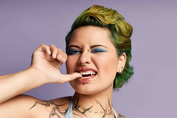 A confident, fashionable woman smiles brightly, displaying her unique style and tattoo art. — Stock Photo