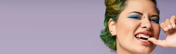 A young woman with green hair and bold makeup radiates fashion confidence in a chic setting. — Stock Photo