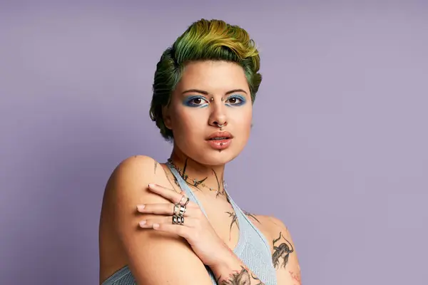 A young woman in a chic setting flaunts her unique style and vibrant makeup with confidence. — Stock Photo